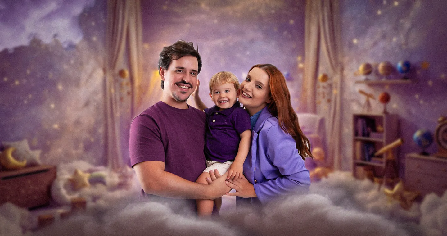 Família feliz com bebê em ambiente de sono tranquilo